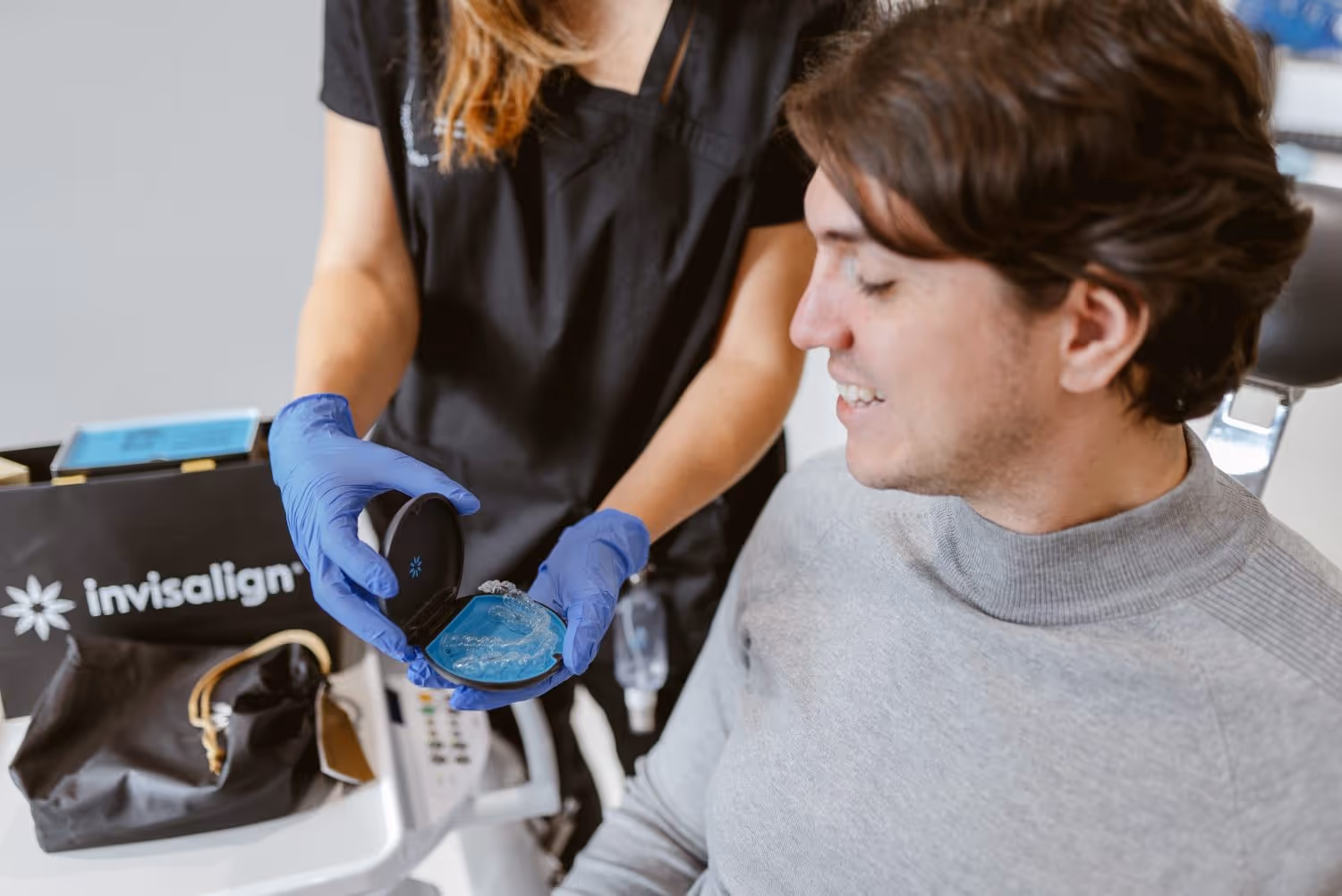 Imagen de portada del artículo «¿Cuál es mejor? ¿Brackets o Invisalign?» — clínica dental Maida Smiles, Maida Vale, Londres
