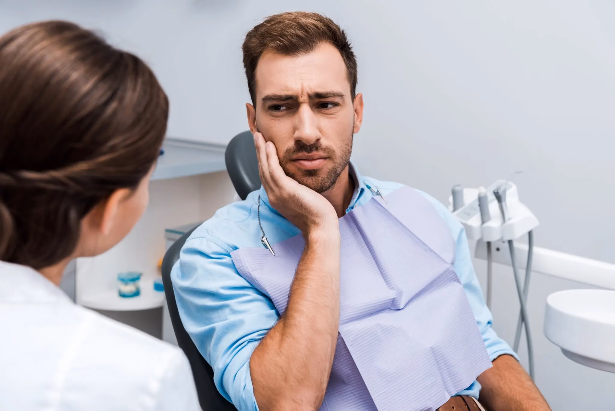 Capa do artigo «Porque é que a dor na articulação temporomandibular (ATM) é frequentemente confundida com dor de dentes?» — Maida Smiles, Londres