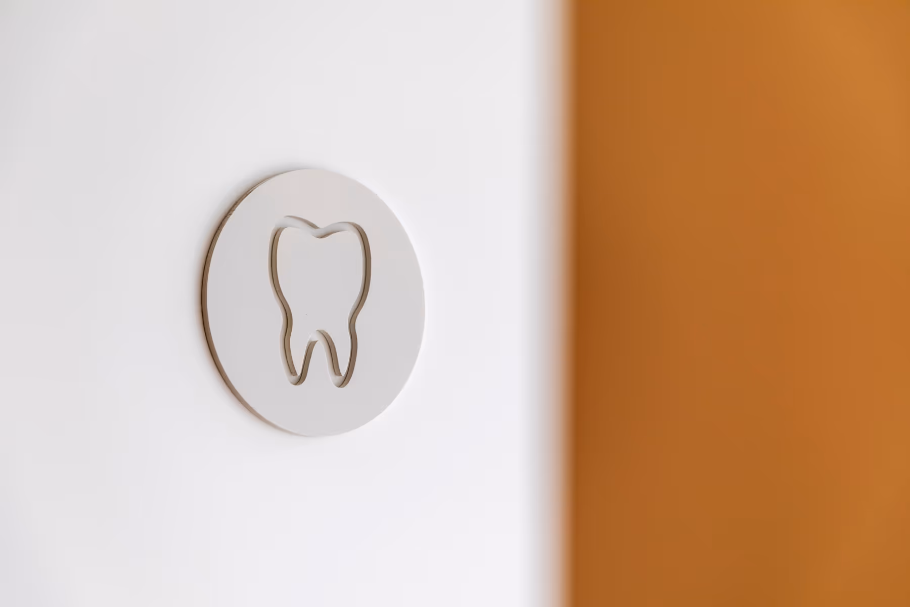 Imagem de capa do artigo «Cirurgia de elevação do seio maxilar para implantes dentários» — clínica dentária Maida Smiles, Maida Vale, Londres