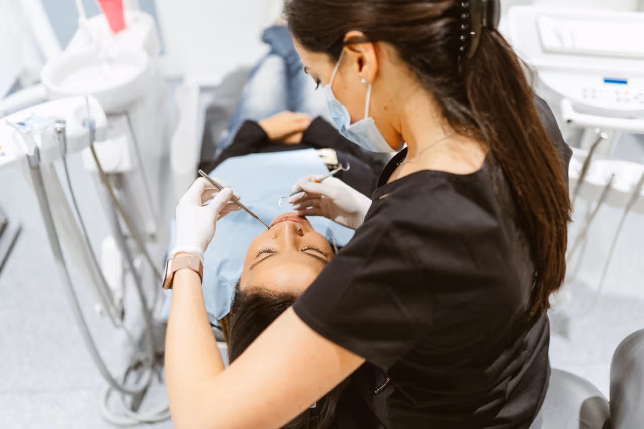 Imagen de portada del artículo «¿Es demasiado tarde para ponerse un implante dental?» — clínica dental Maida Smiles, Maida Vale, Londres