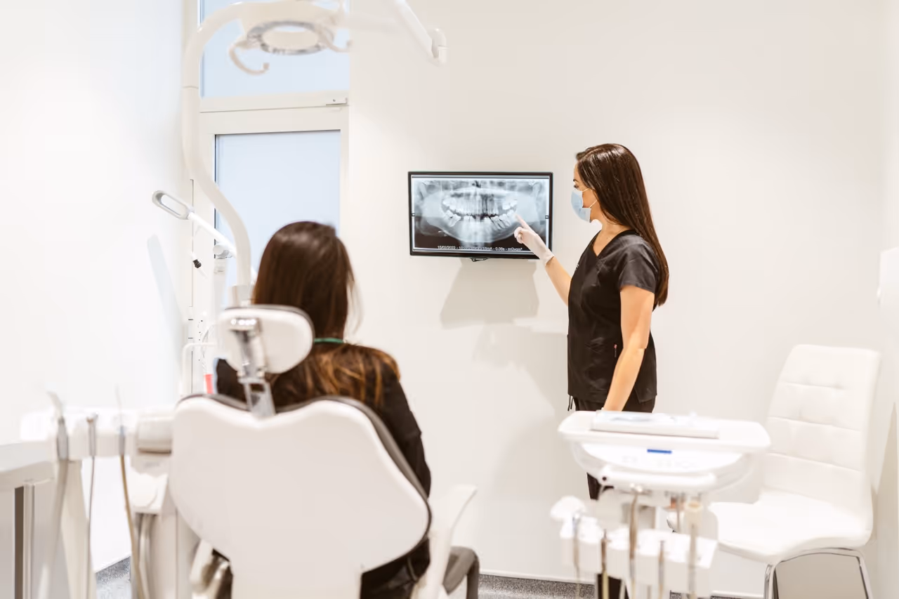 Imagen de portada del artículo «¿Se pueden colocar implantes dentales con retracción de encías?» — clínica dental Maida Smiles, Maida Vale, Londres
