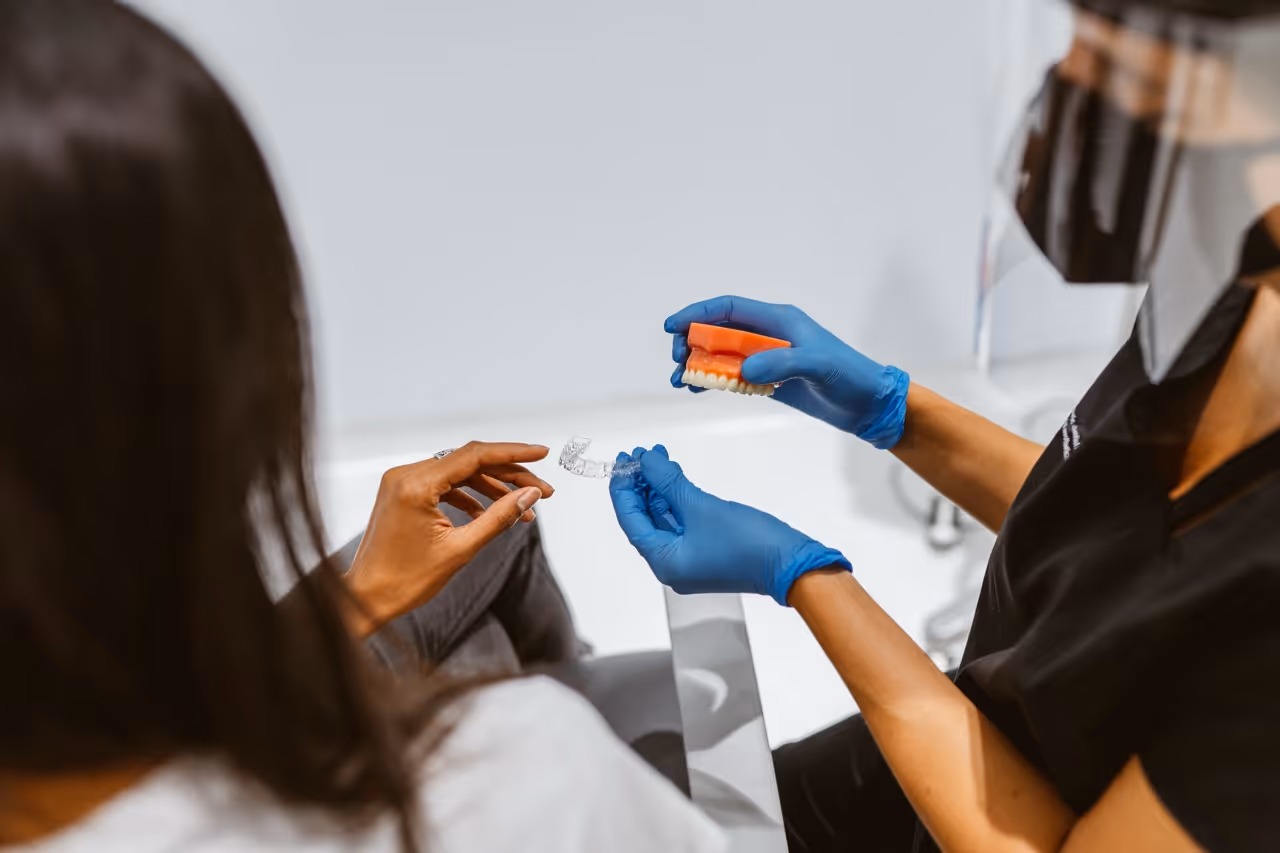 Imagen de portada del artículo «¿Se puede comer con Invisalign?» — clínica dental Maida Smiles, Maida Vale, Londres