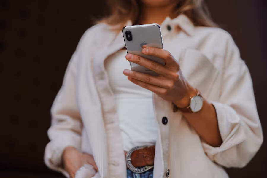 Une femme qui regarde des web stories sur son téléphone