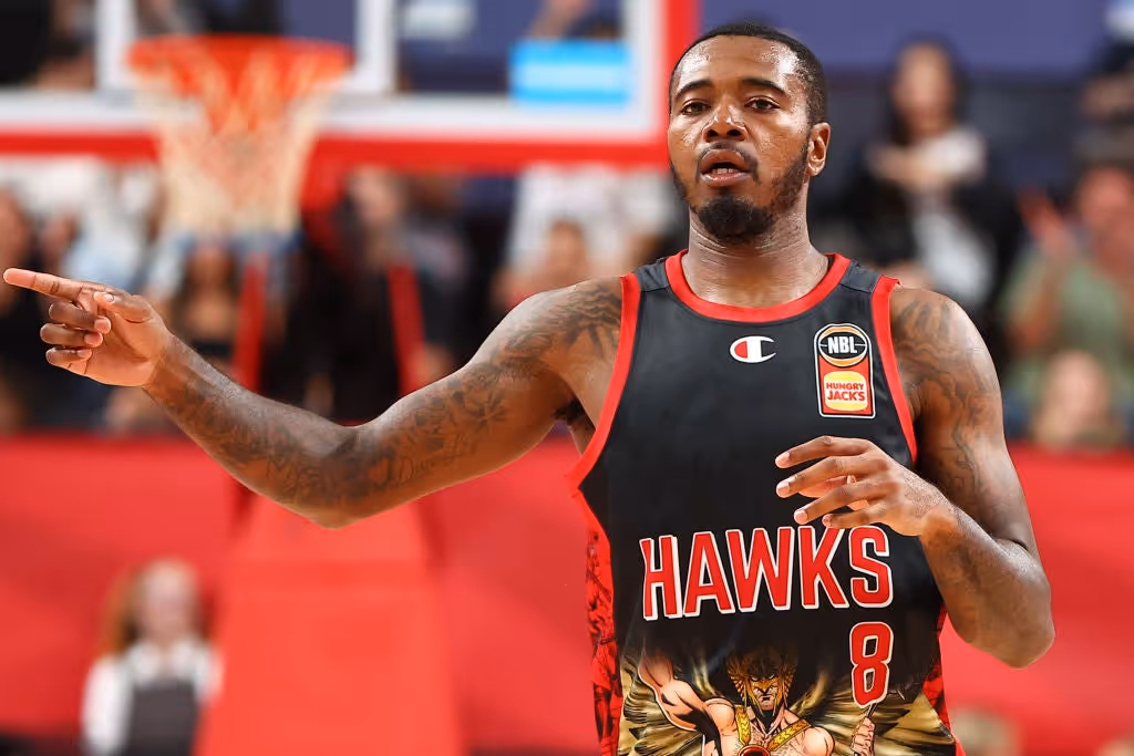 Hawks rout the Phoenix to make it three straight