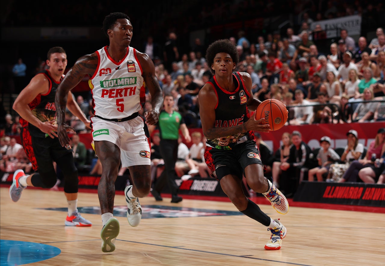 Hawks stun Wildcats in an emphatic win at home