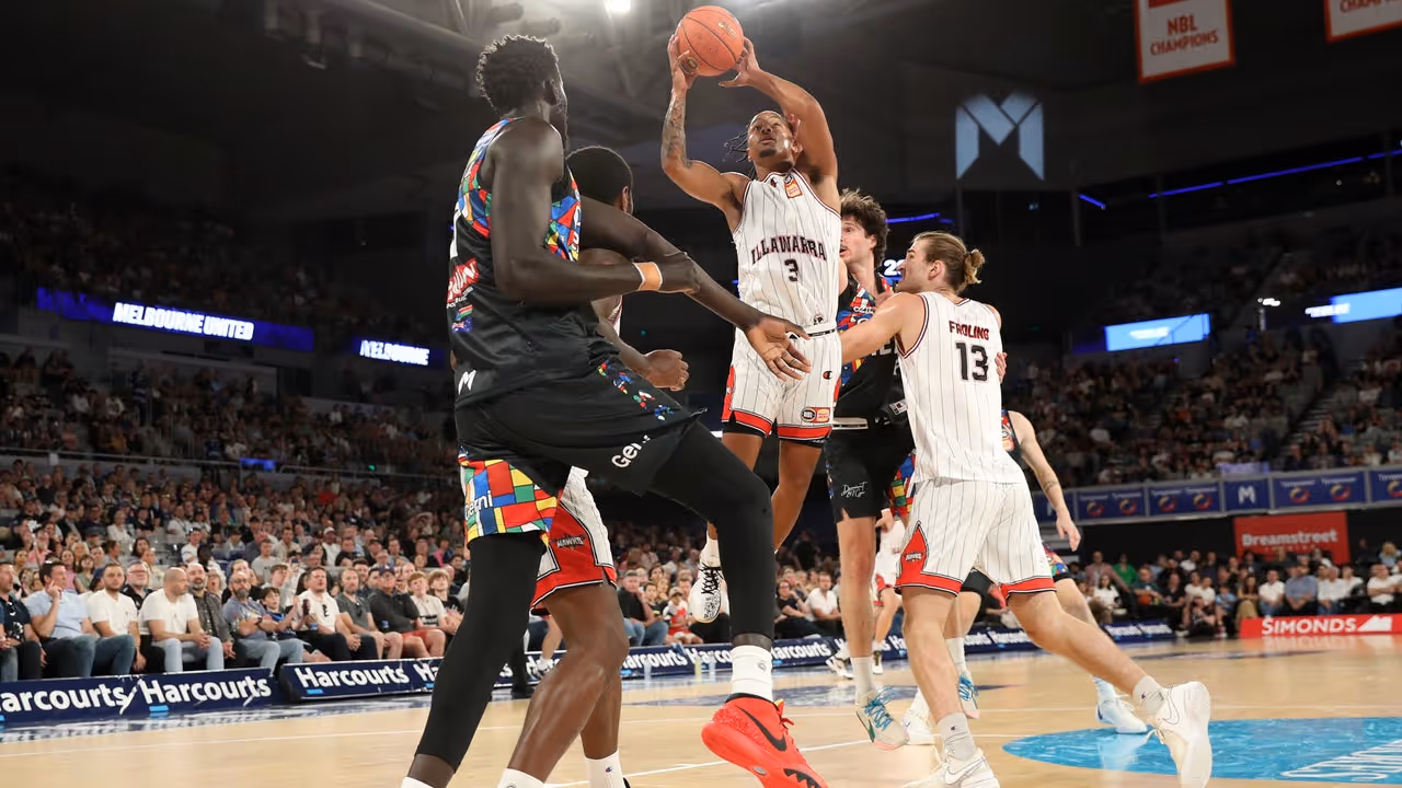 United Too Good for Hawks in Melbourne