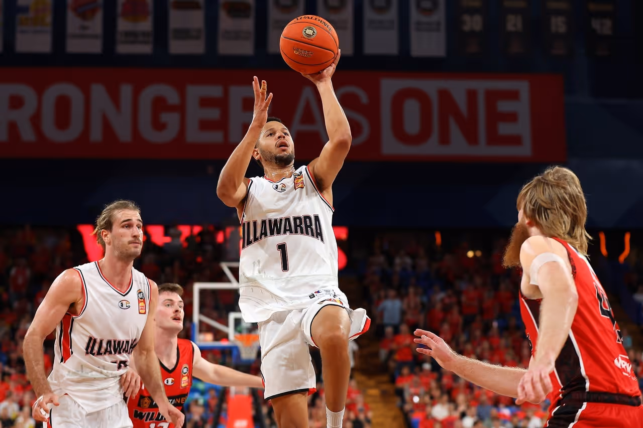 Hawks Challenge Wildcats Until the Fourth