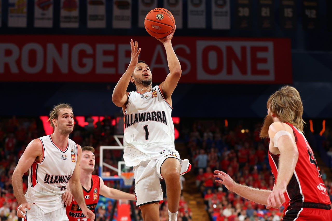 Hawks Challenge Wildcats Until the Fourth