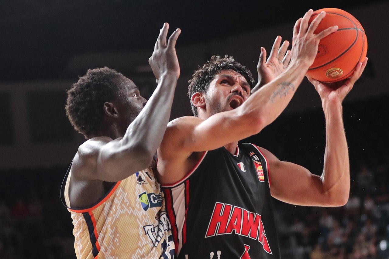 Taipans Hold Out Hawks