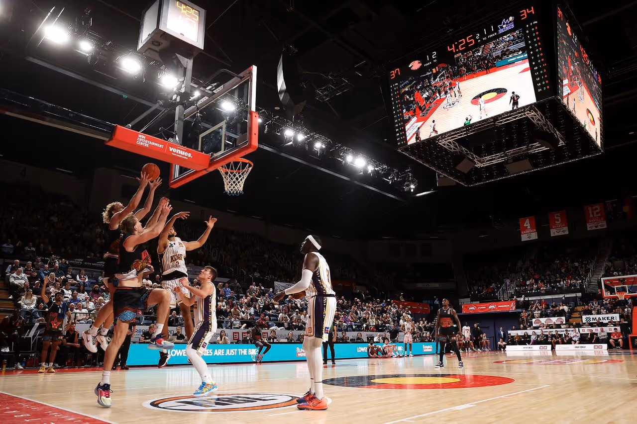 Round 11: Hawks vs Kings Highlights