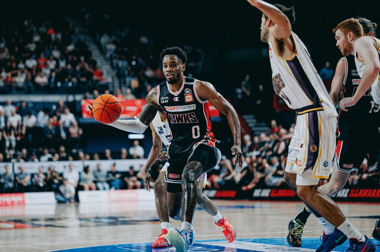 Hawks lose to Kings despite full house