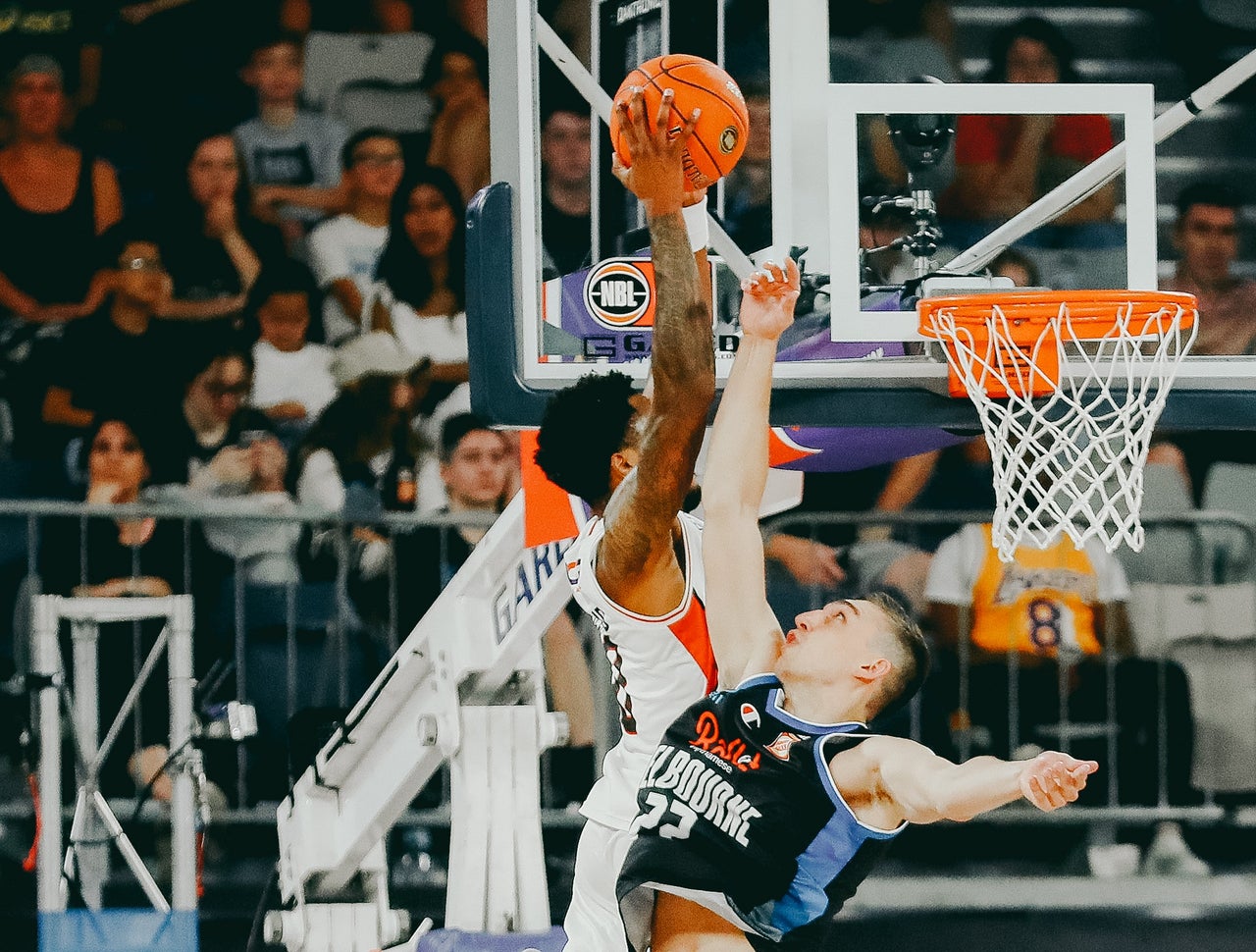 Cleveland's dunk show helps Hawks crush United