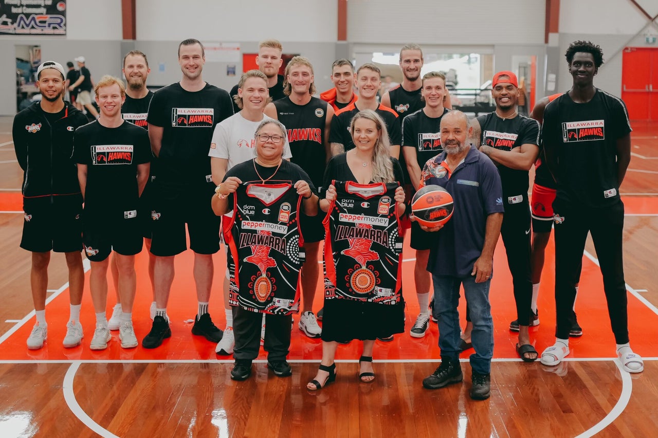 Hawks present Indigenous jersey to Illawarra community