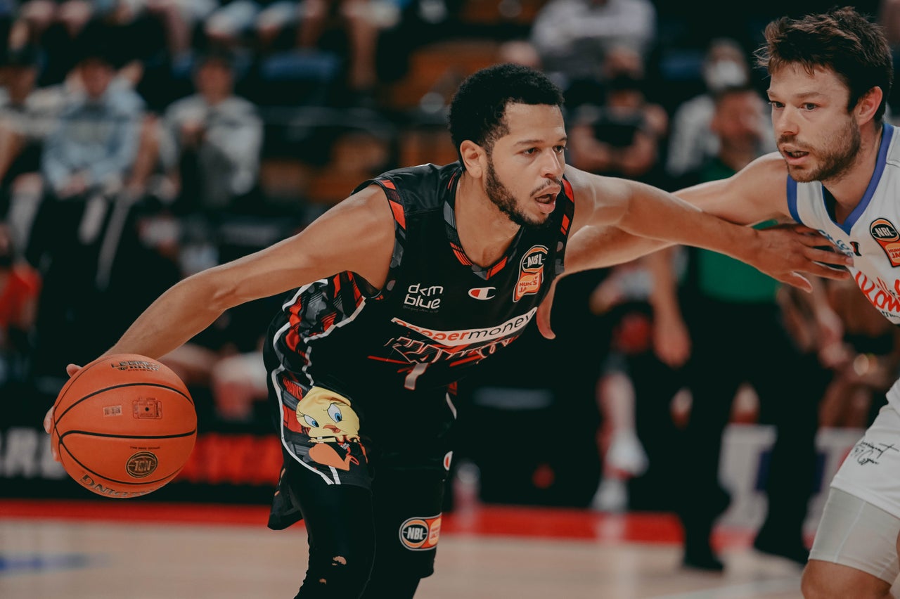 Hawks suffer first home loss of season to United