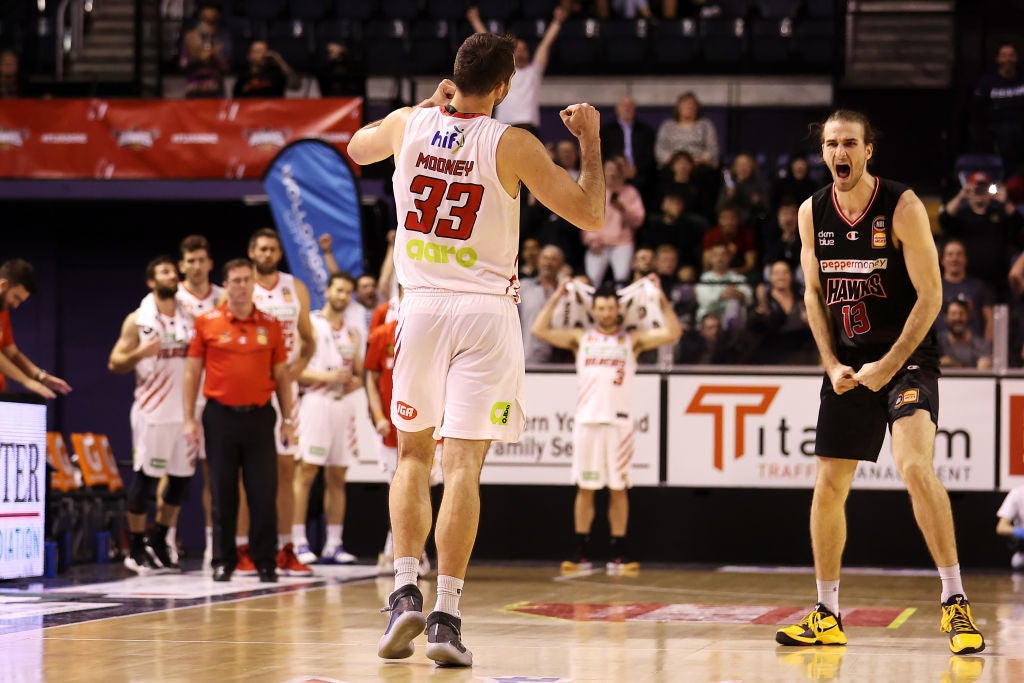 Hawks to face defending champion Wildcats in blockbuster semi-final