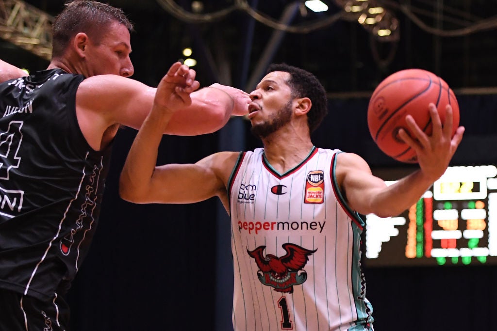 Hawks lock up Breakers and bag big road win