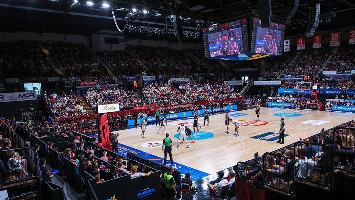 2025 11 16 Hawks Kings Stadium Wide