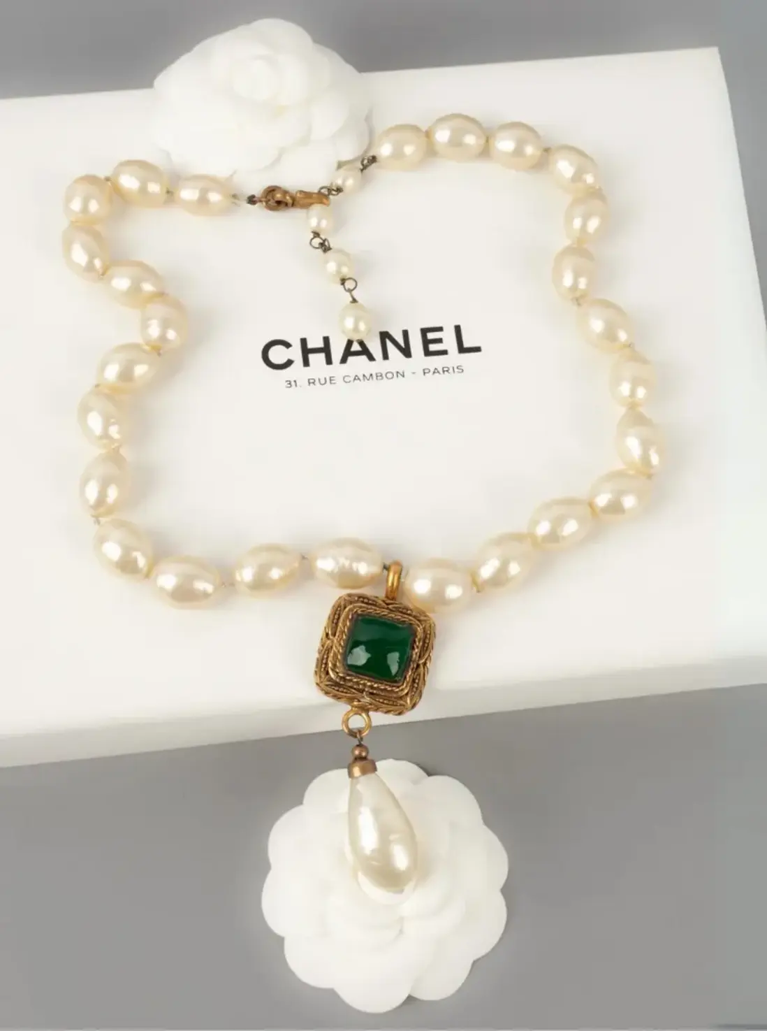 Chanel pearl necklace in 1983
