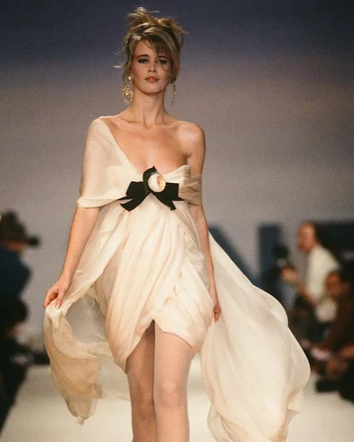 This was the first time Claudia Schiffer walked for Chanel’s couture runway in 1989
