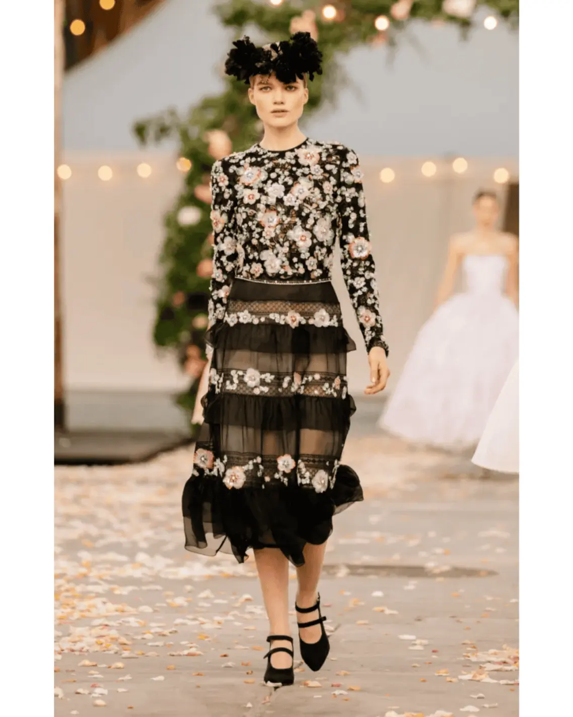 An ensemble presented as Look 21 during the Chanel Haute Couture Spring-Summer 2021 fashion show