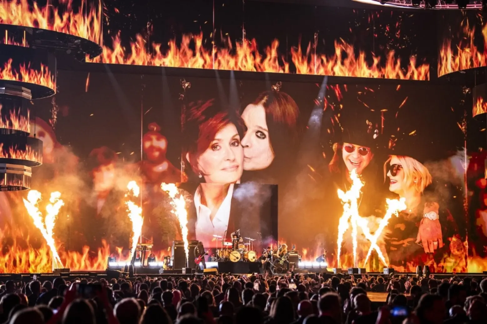 Robbie Williams performed a moving rendition of "No More Tears" for the late Ozzy Osbourne BRIT Awards 2