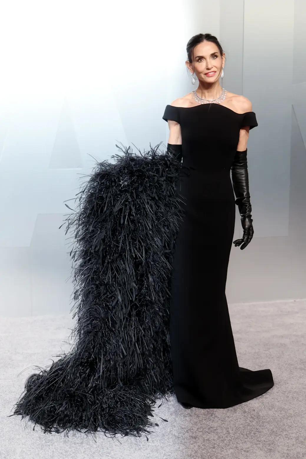 The 2026 Oscars Red Carpet Gave Wings to the Feather Trend 7