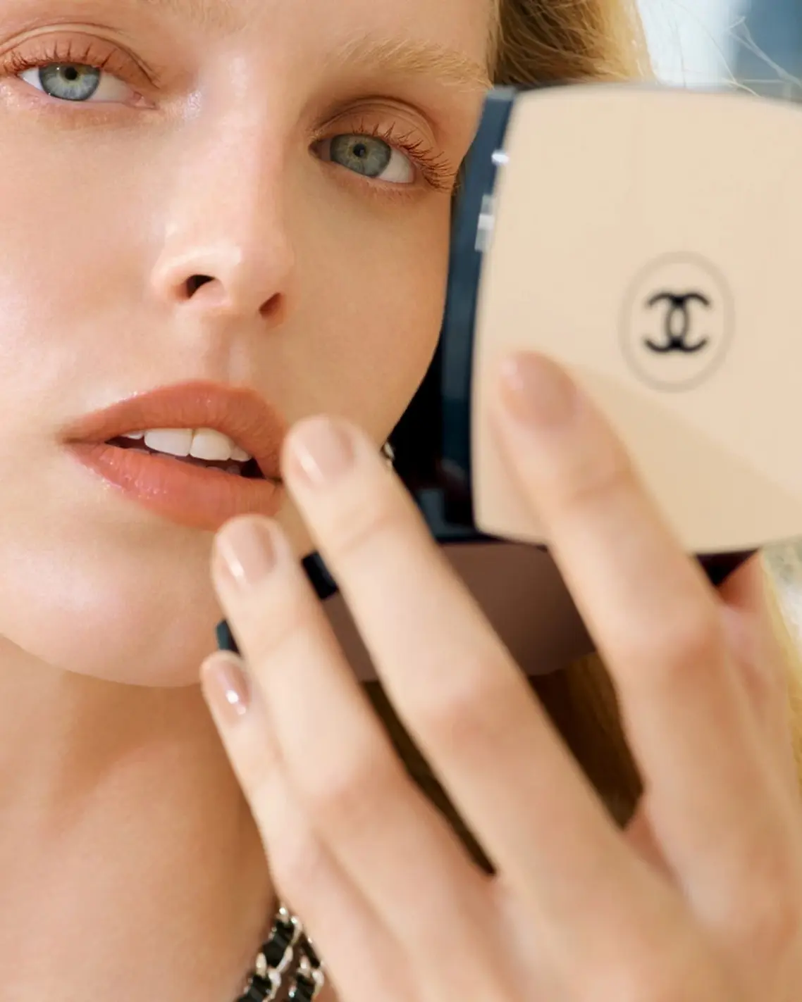 Rouge Coco Flash in LES BEIGES Collection
