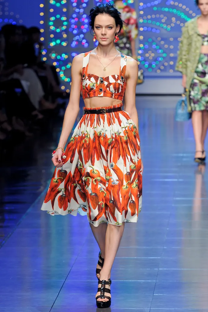 pin-up girl style runway d&g