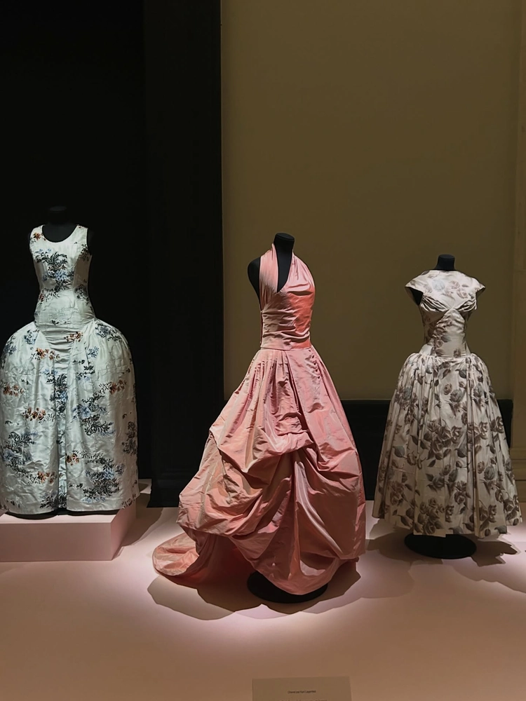 Rococo Revival Brings Drama Back to Dressing 0