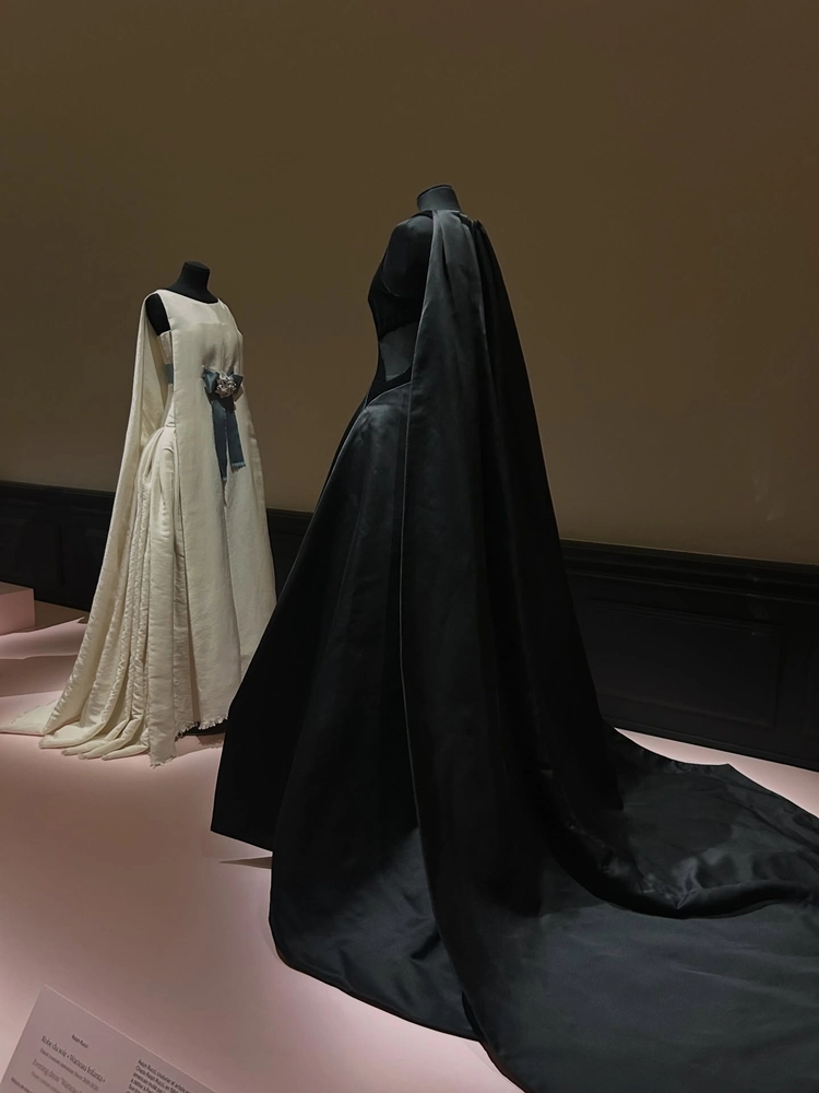 Rococo Revival Brings Drama Back to Dressing 1