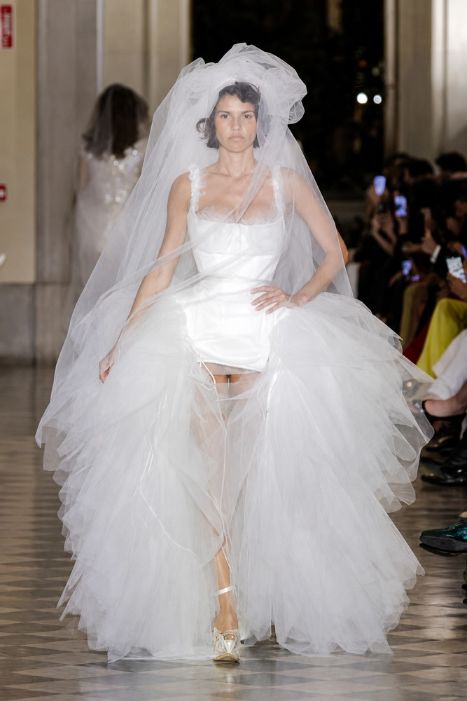 Rococo Revival Brings Drama Back to Dressing 16