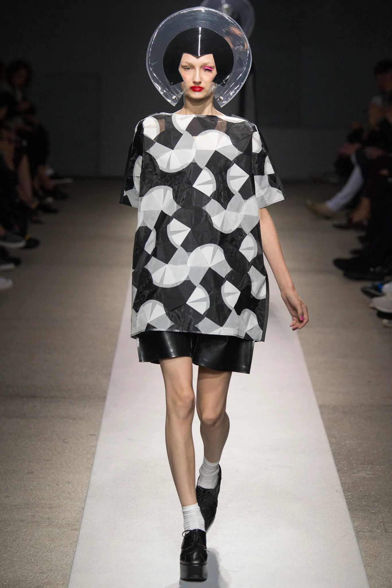 op art style runway 22
