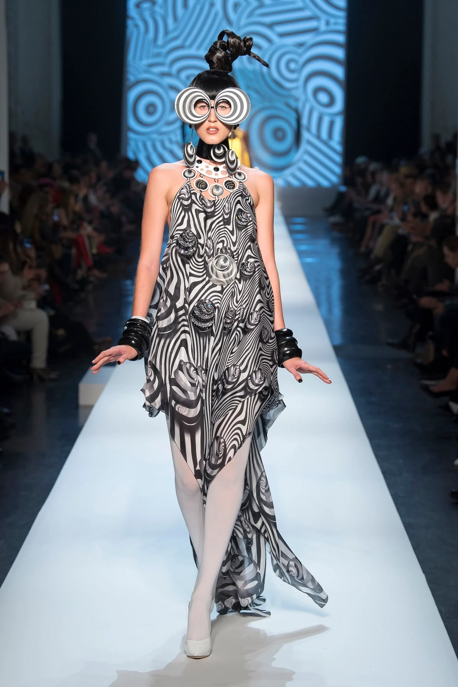op art style runway 14