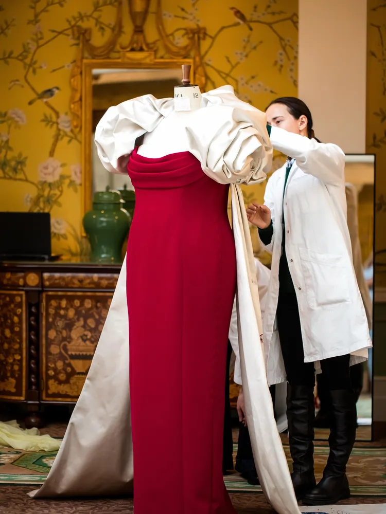 Who Answers When a Haute Couture Guest House Vanishes? 8