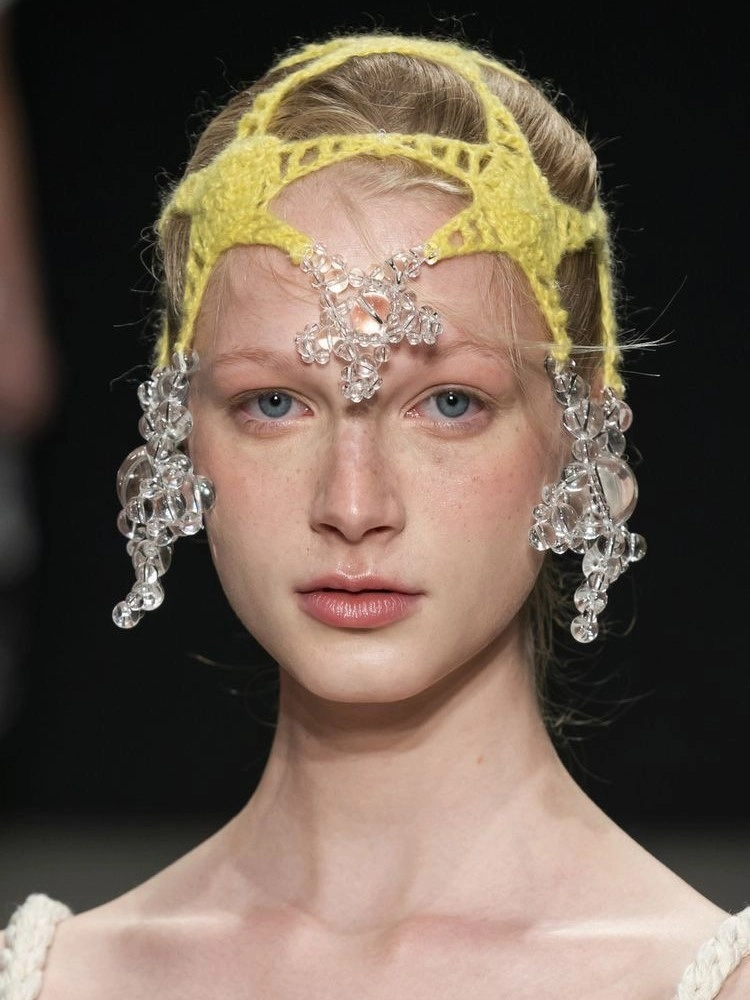Let Summer Hair Accessories Do the Flirting 1