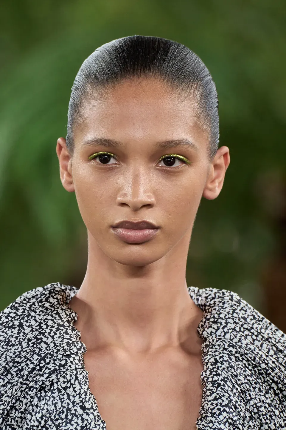 Haute Couture Fall 2026 Makeup Metallic Green-and-gold Glitter eye by Peter Philips for the Dior Fall-Winter 2026–2027 Haute Couture collection