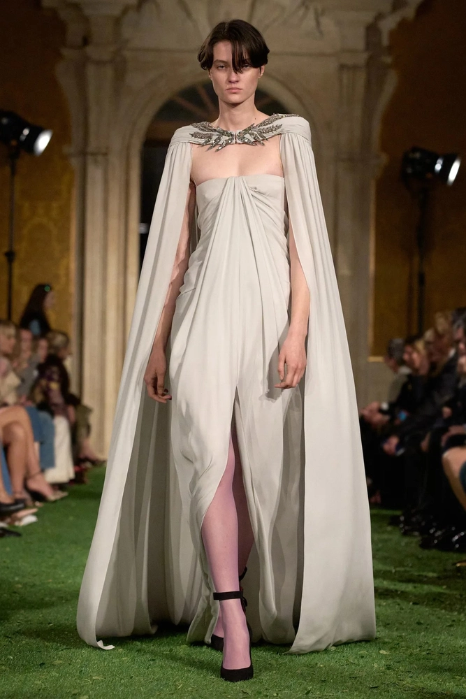 Wind Wants Pre-Fall Capes With a Life of Their Own 4