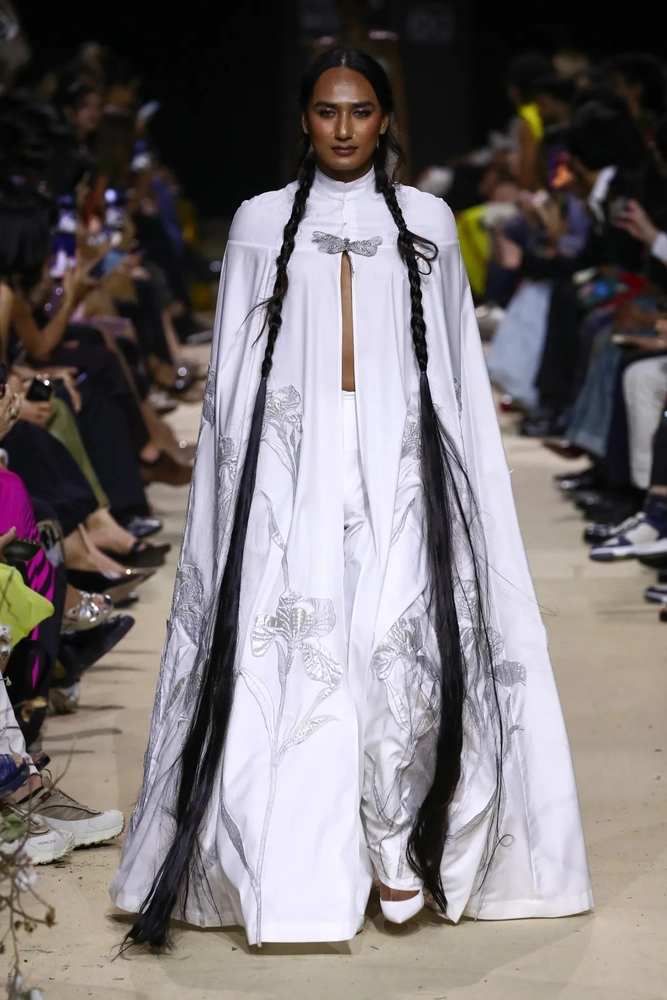 Wind Wants Pre-Fall Capes With a Life of Their Own 6