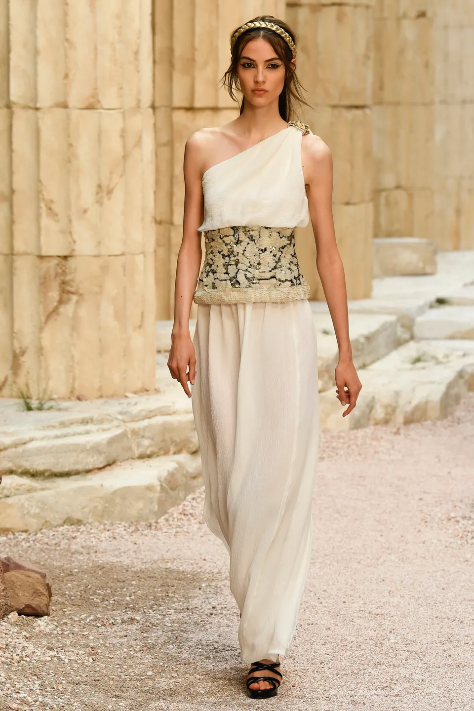 Ancient Greek Style: The Fold That Summoned Goddesses 34