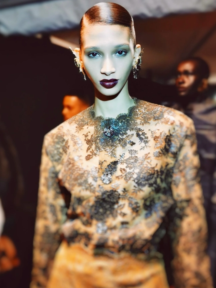 Burgundy Lipstick Is Drinking Red Wine This Fall 8