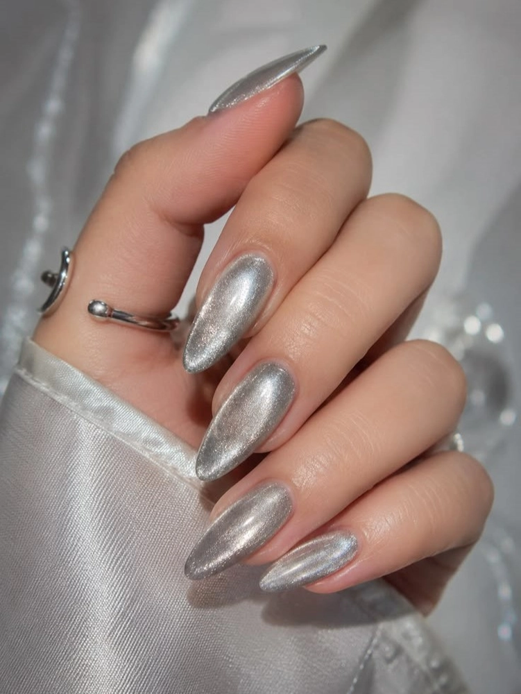 Cat-Eye Nails Had a Life Before TikTok Found Them 8
