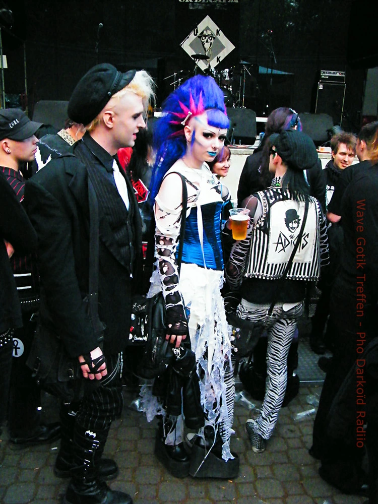 Y2K Goth Makeup 4