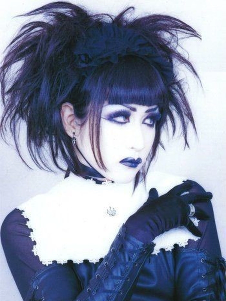 Y2K Goth Makeup 9