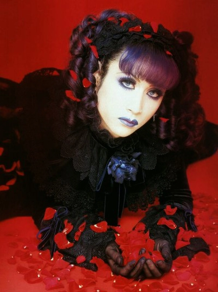 Y2K Goth Makeup 10