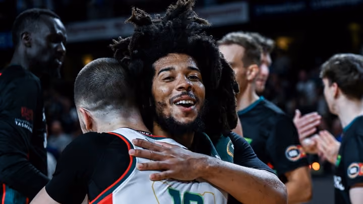 Tassie clamp down on Sixers in Adelaide