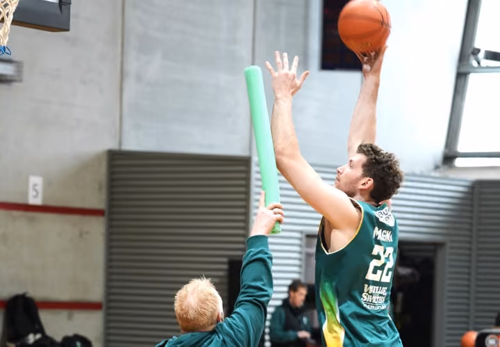 Magnay returns to competitive practice