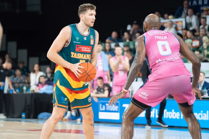 McVeigh and Magnay to play off-season in Europe