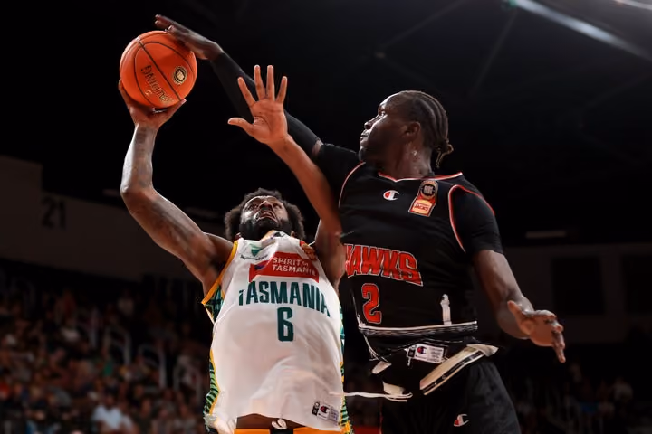 JackJumpers hold out Hawks for crucial win