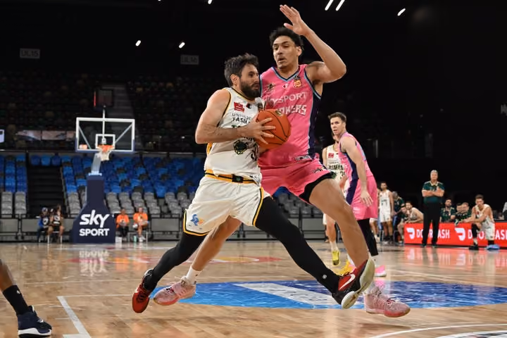 JackJumpers finish well to beat Breakers in Hobart