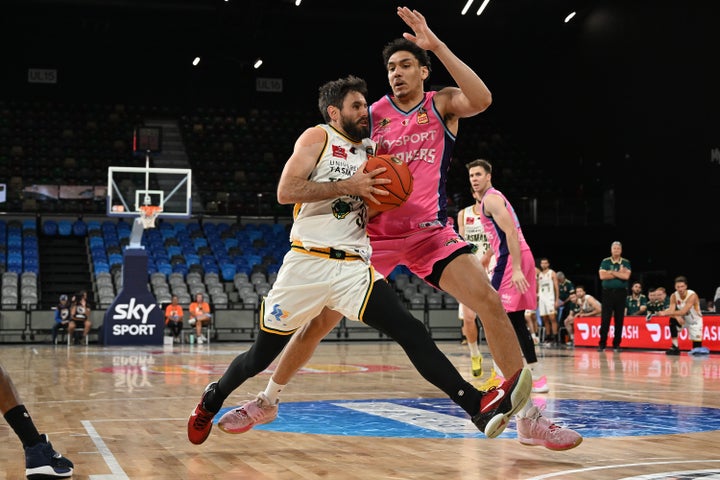 JackJumpers finish well to beat Breakers in Hobart